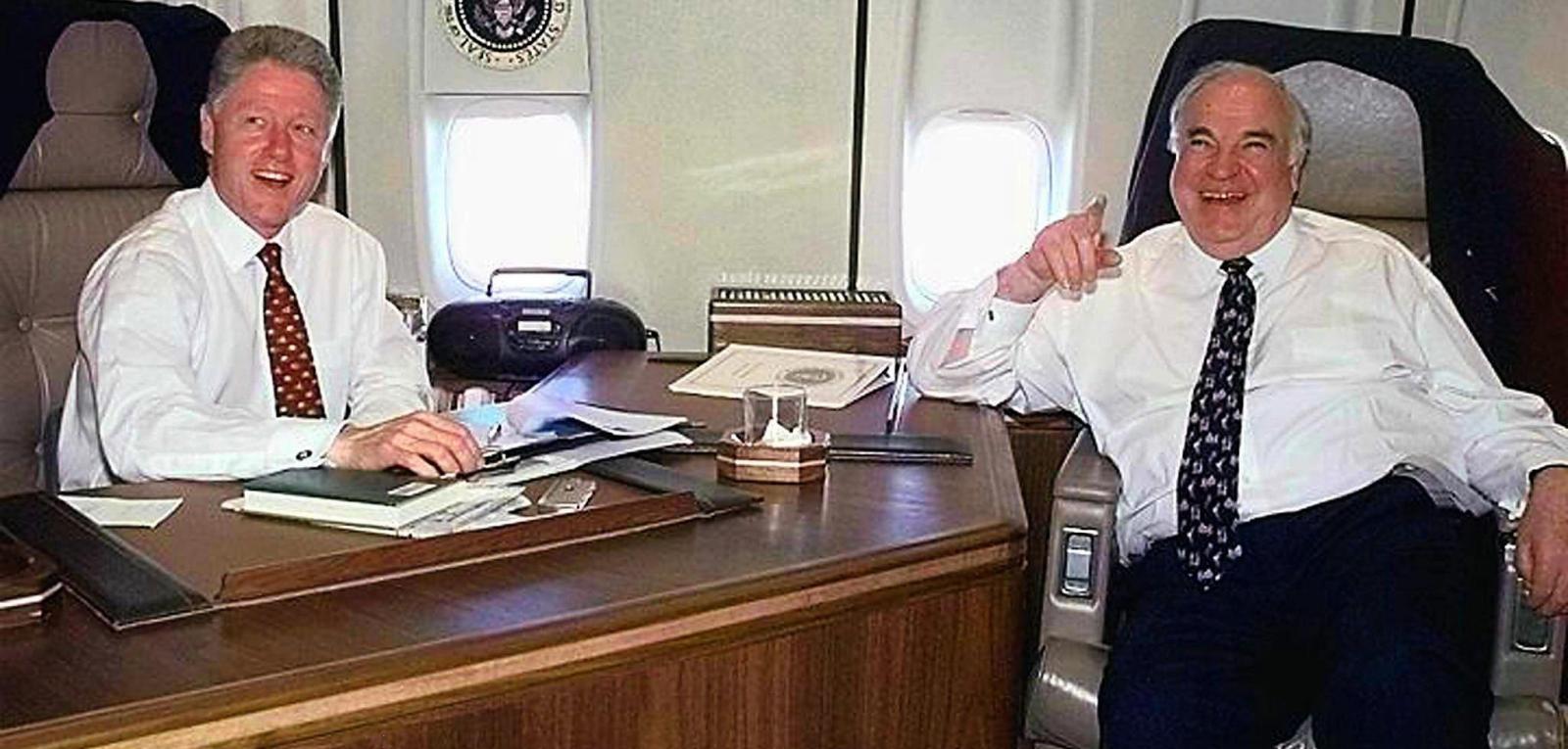 Clinton und Kohl an Bord der Air Force One