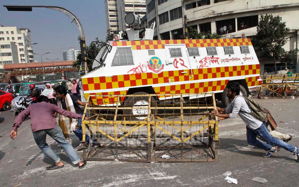 Bangladesh Power Strike Barrikades