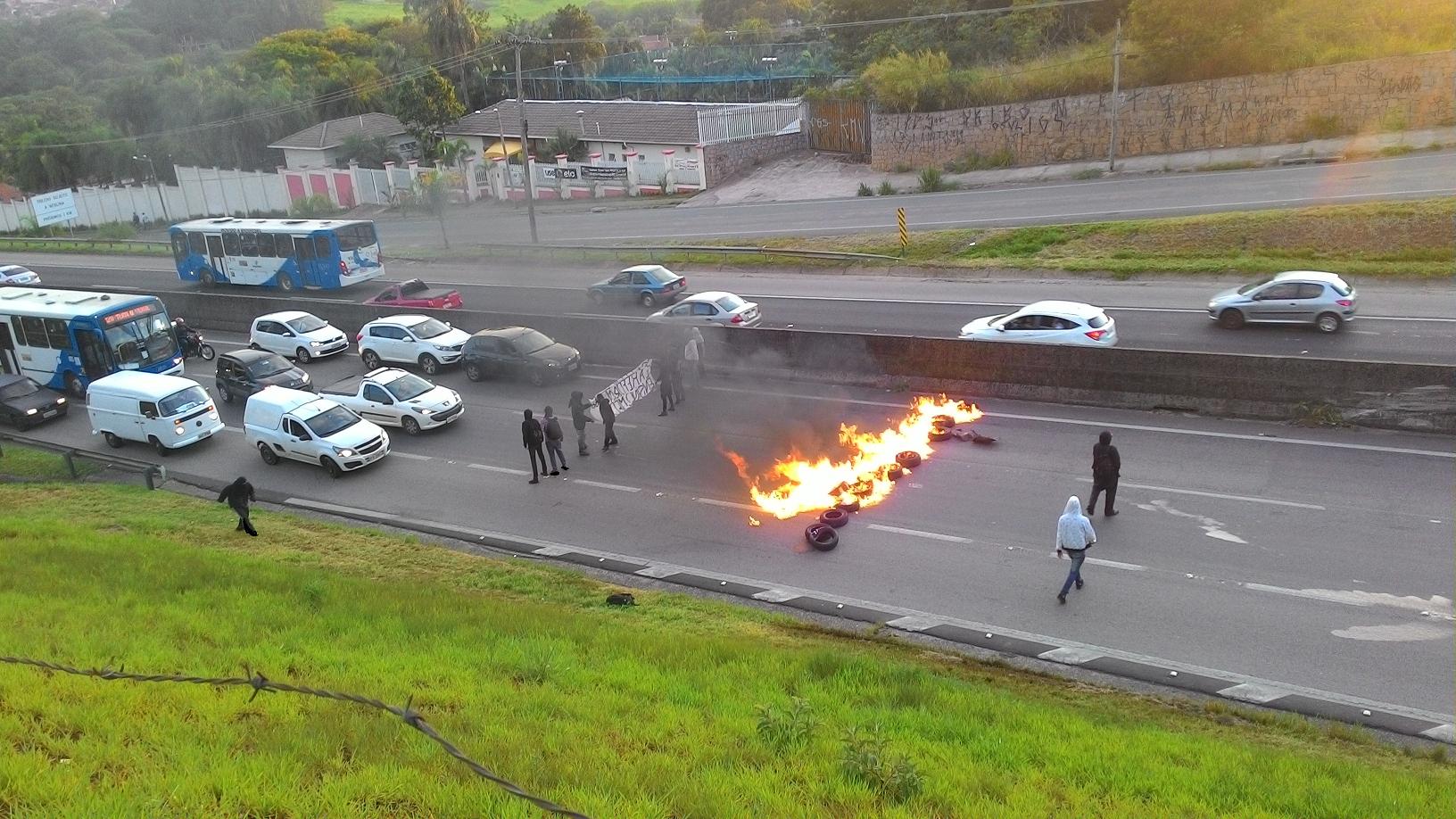 brennende Barrikaden blockieren die Autobahn in Campinas