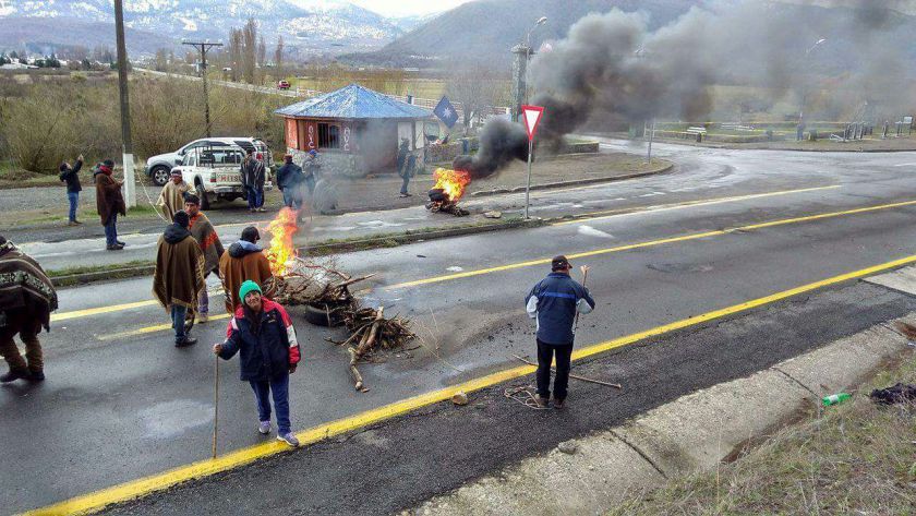 Mapuche Barrikade 3