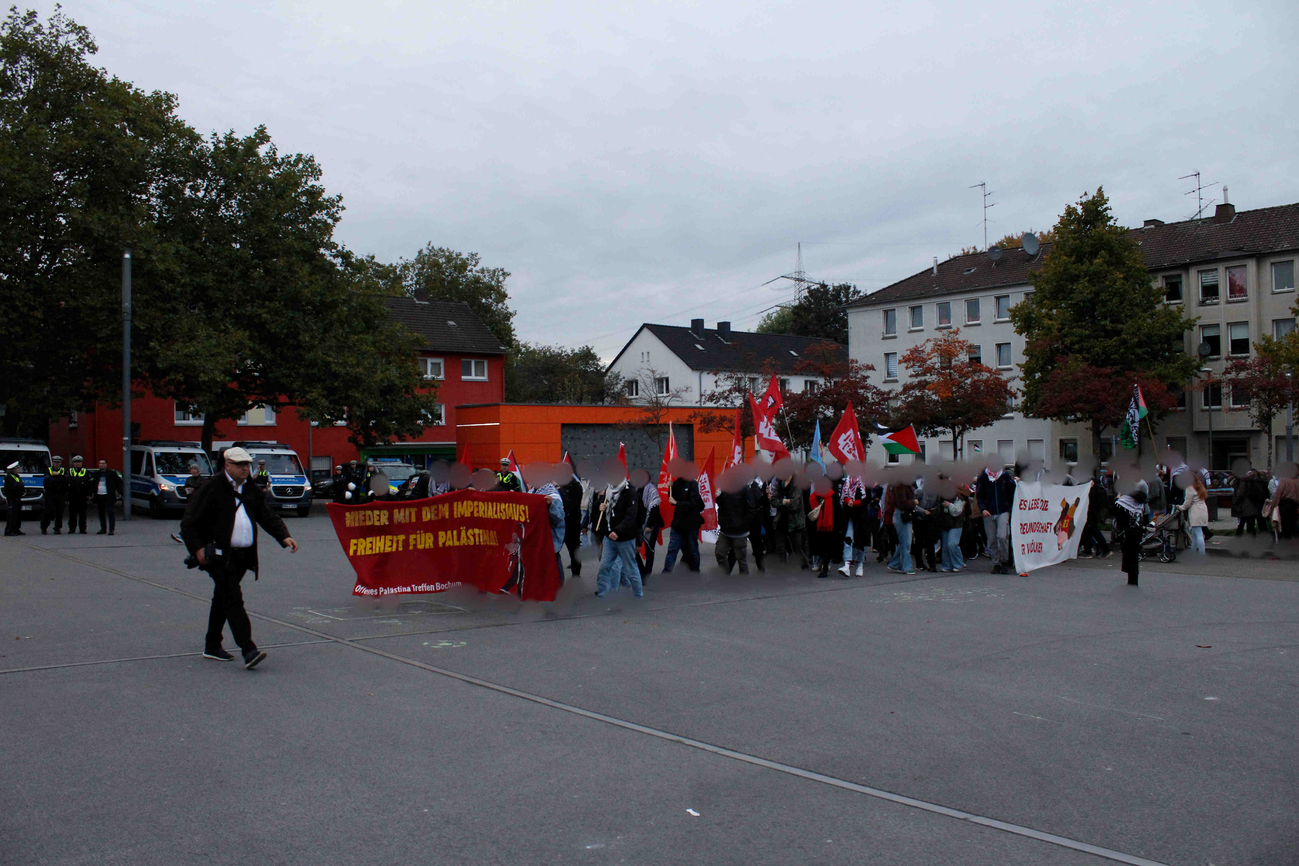 2 Demonstration läuft los Erhrenzeller Platz