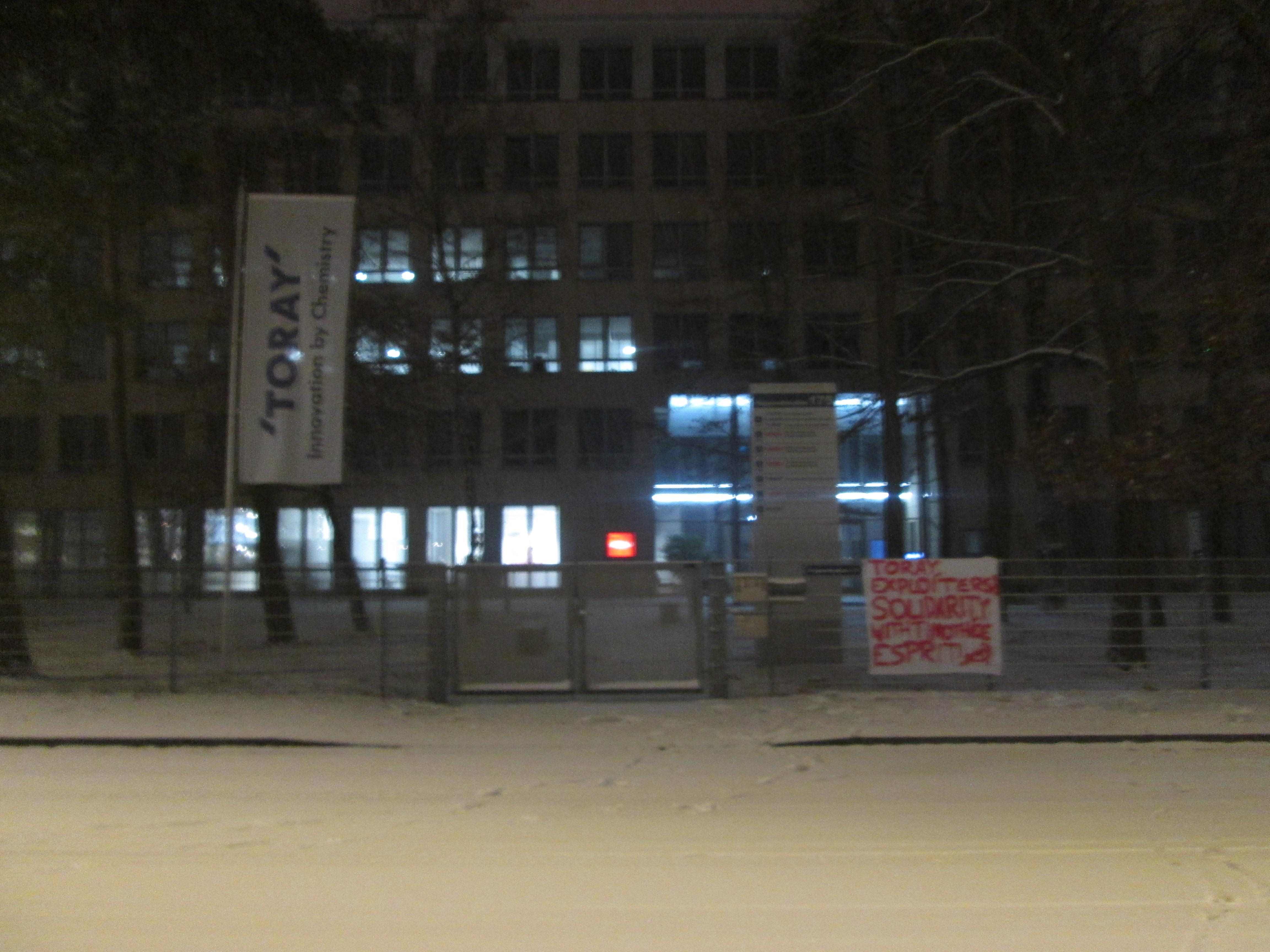 Transparent mit Torayfahne Hugenottenallee