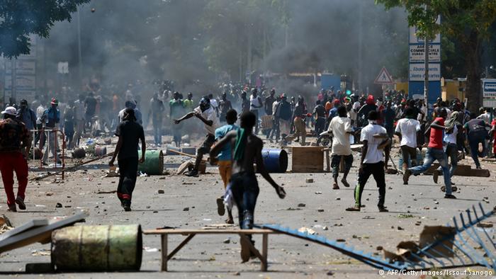 Burkina Faso | Ouagadougou | Parlament gestürmt und angezündet
