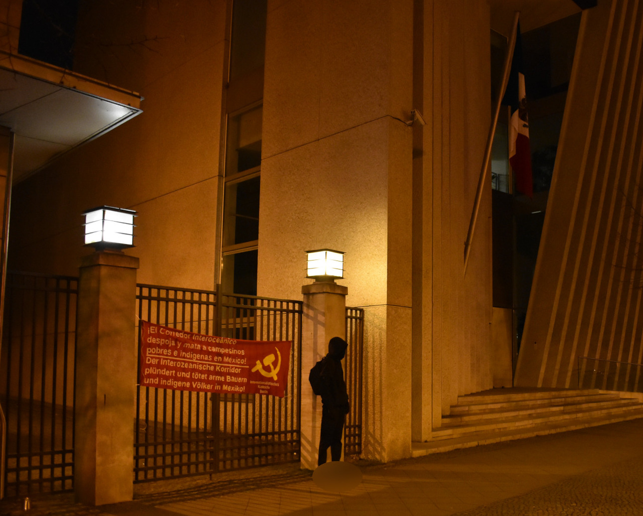 Berlin: Transparent an der mexikanischen Botschaft