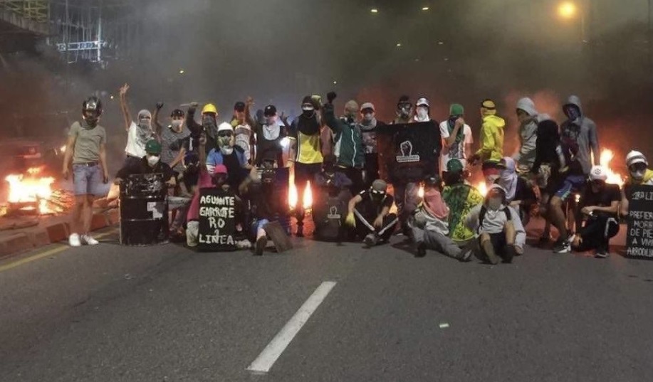 Übersetzung: Zwei Monate nach dem Landesstreik schreiben die Menschen auf den Straßen weiter Geschichte.