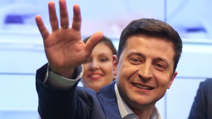 Selenskyj has news channels merged by decree.