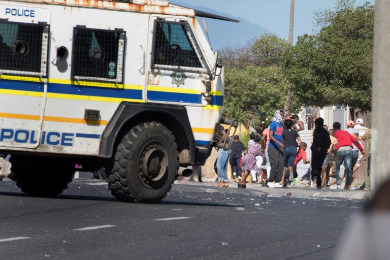 SOUTH AFRICA: Looting and fights against the police in Cape Town