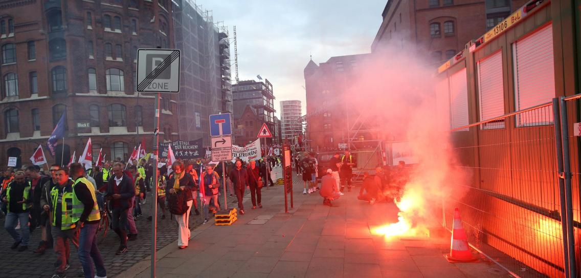 Hamburg: Kämpferische Demo der Hafenarbeiter gegen Verkauf der HHLA