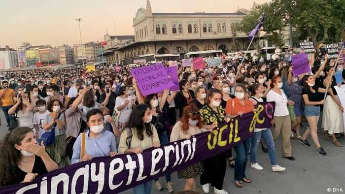 Once again mass protests against femicide in Turkey