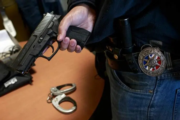 France’s police: Also privately armed