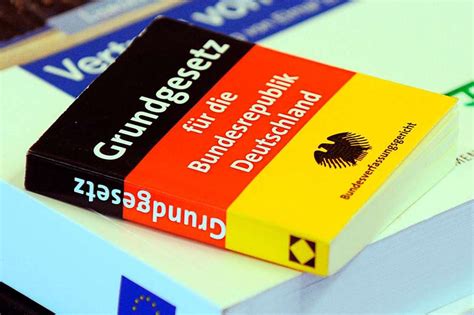 Verfassungsschutz erklärt: Klassengesellschaft ist gegen die Menschenwürde und somit verfassungswidrig