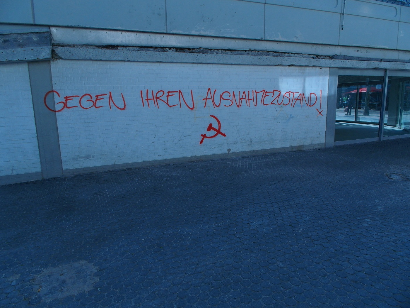 Wandmalung in Freiburg: „Gegen ihren Ausnahmezustand!“