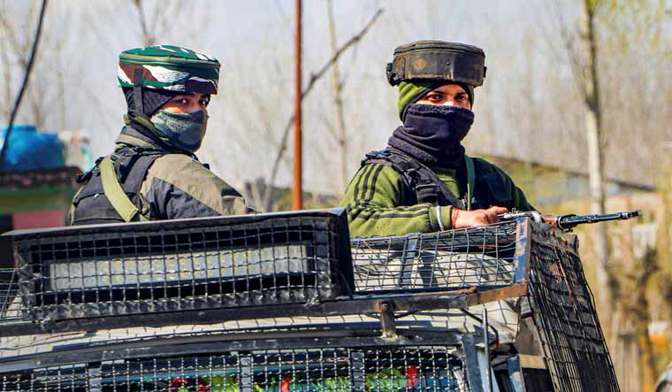 Kashmir: Encounters between rebels and security forces of the old Indian state
