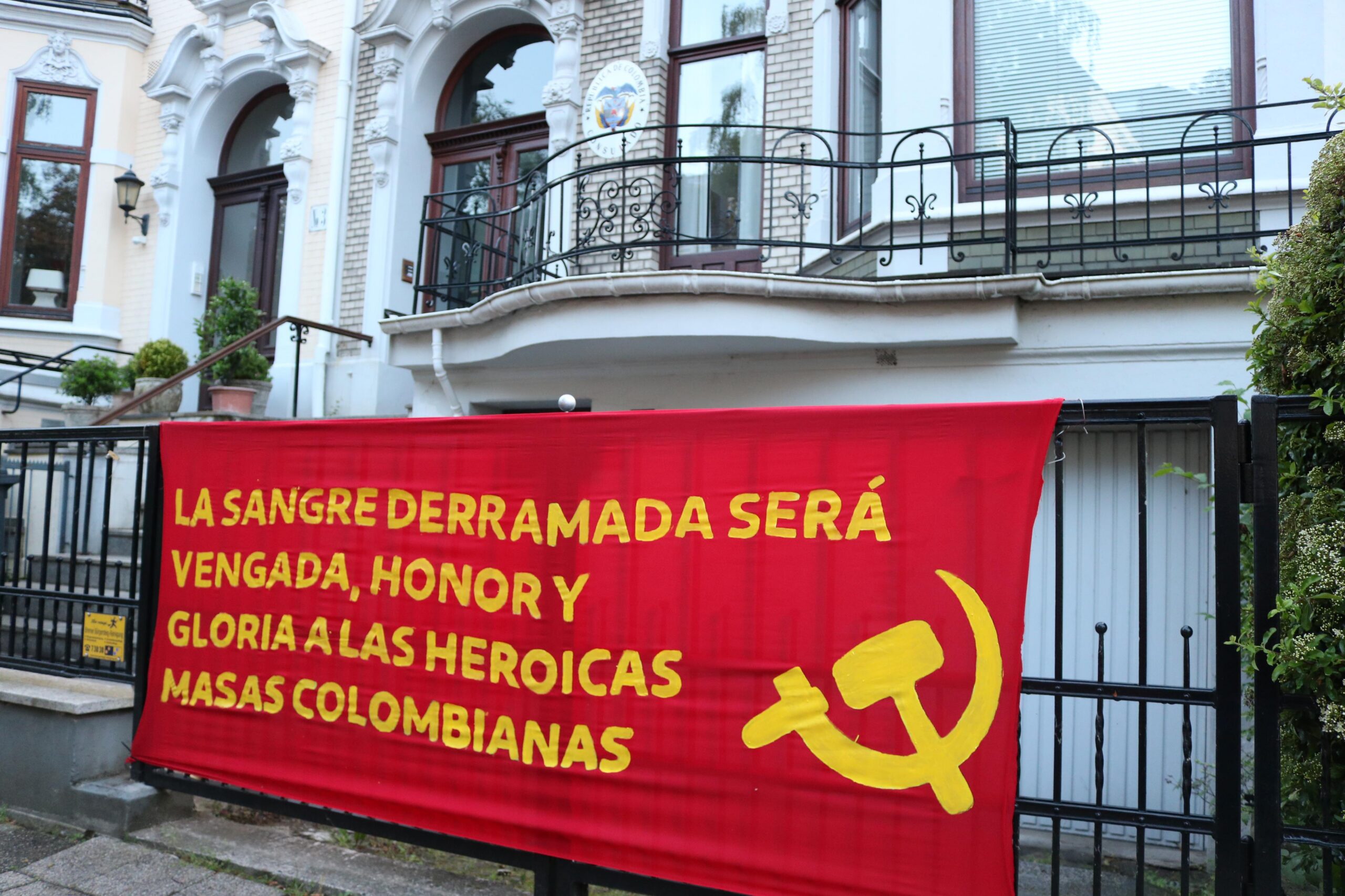 Bremen: Transparent vor kolumbianischem Konsulat