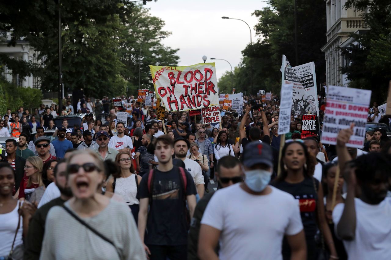 Proteste nach Hochhausbrand in Kensington (London)