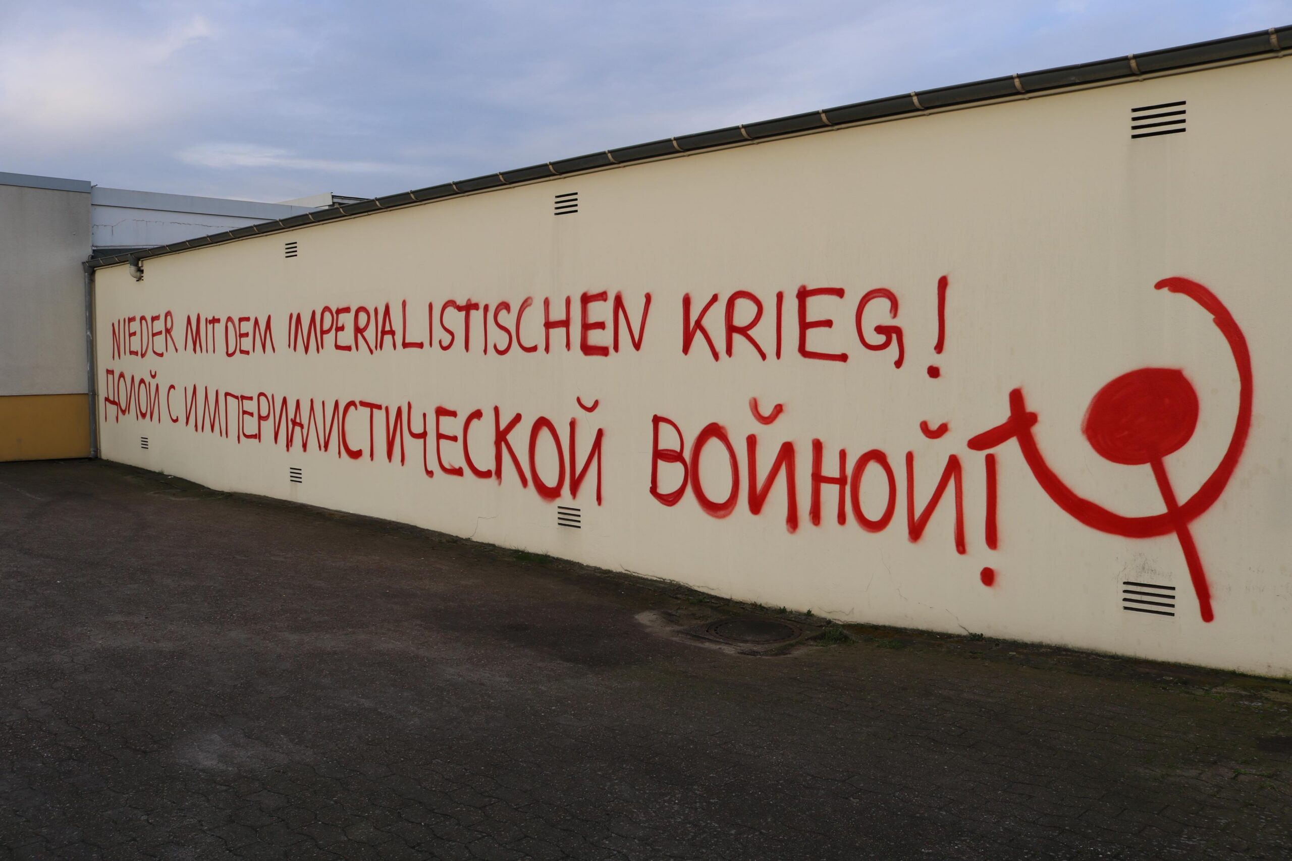 Bremen: Painting “Down with the imperialist war!” in German and Russian language