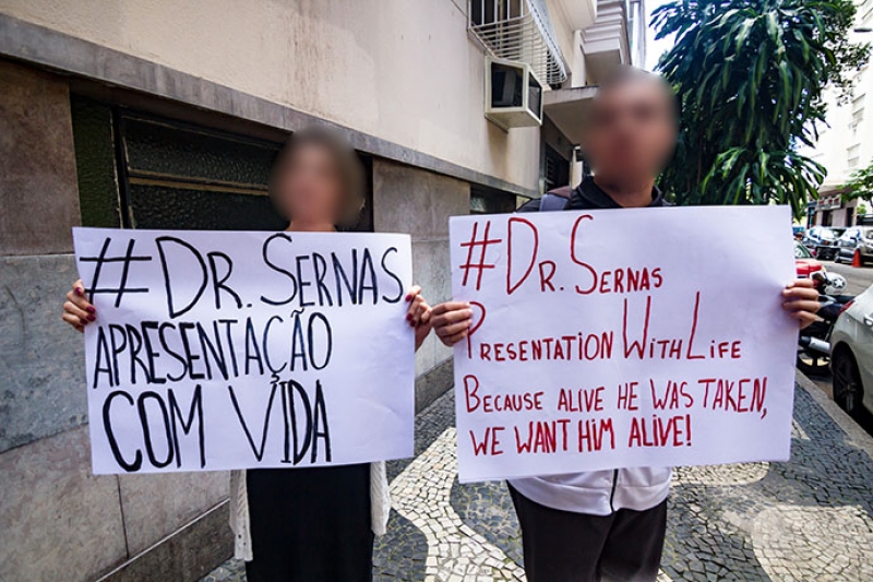 #DrSernasPresentaciónConVida: Videos von Aktionen vor mexikanischen Konsulaten in Rio und in Medellin