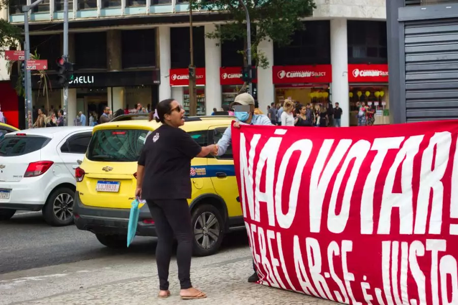 Translation:  Editorial AND 249 – Change the government, so that nothing changes