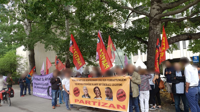 Manifestation in front of Munich court in solidarity with those accused in the TKP/ML trial