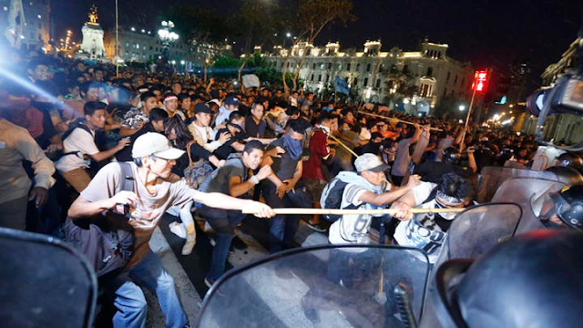 Peru: The youth demonstrates against the new “youth slave law”