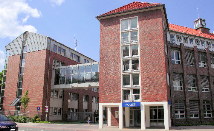 Delmenhorst: Cop beats man in cell and films himself with bodycam