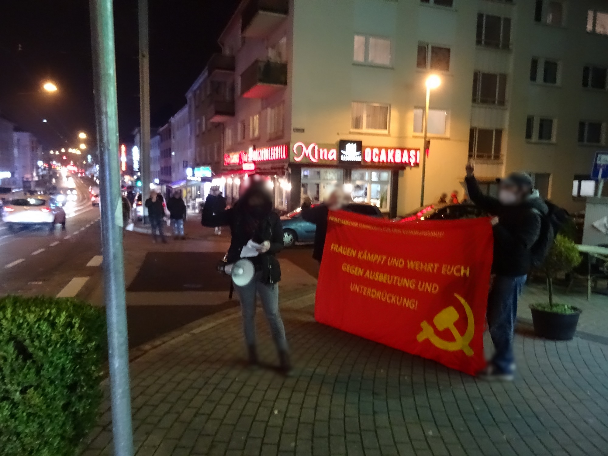 Essen: Spontankundgebung am Tag gegen Gewalt gegen Frauen.