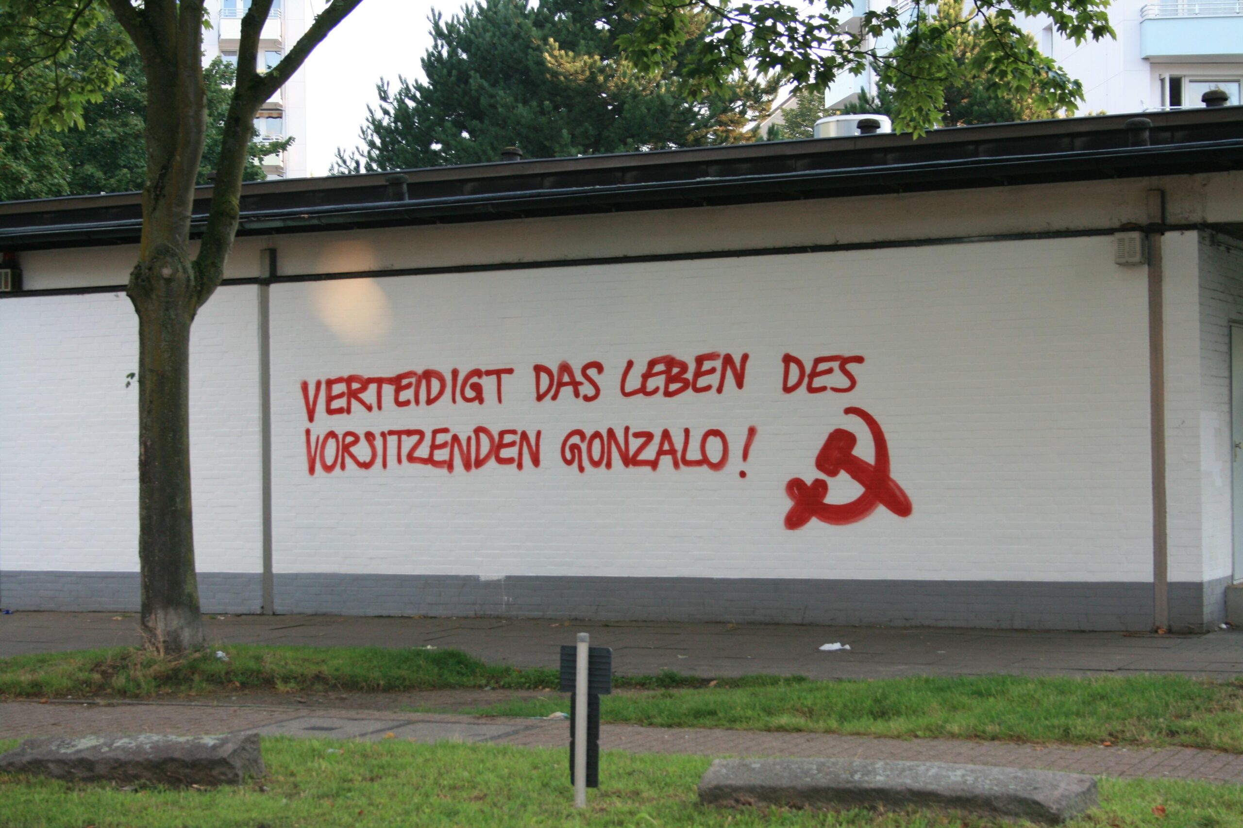 Hamburg: Painting in defense of the life of Chairman Gonzalo