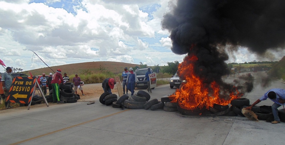 Peasants of Várzea Grande protesting against state sanctioned intimidation