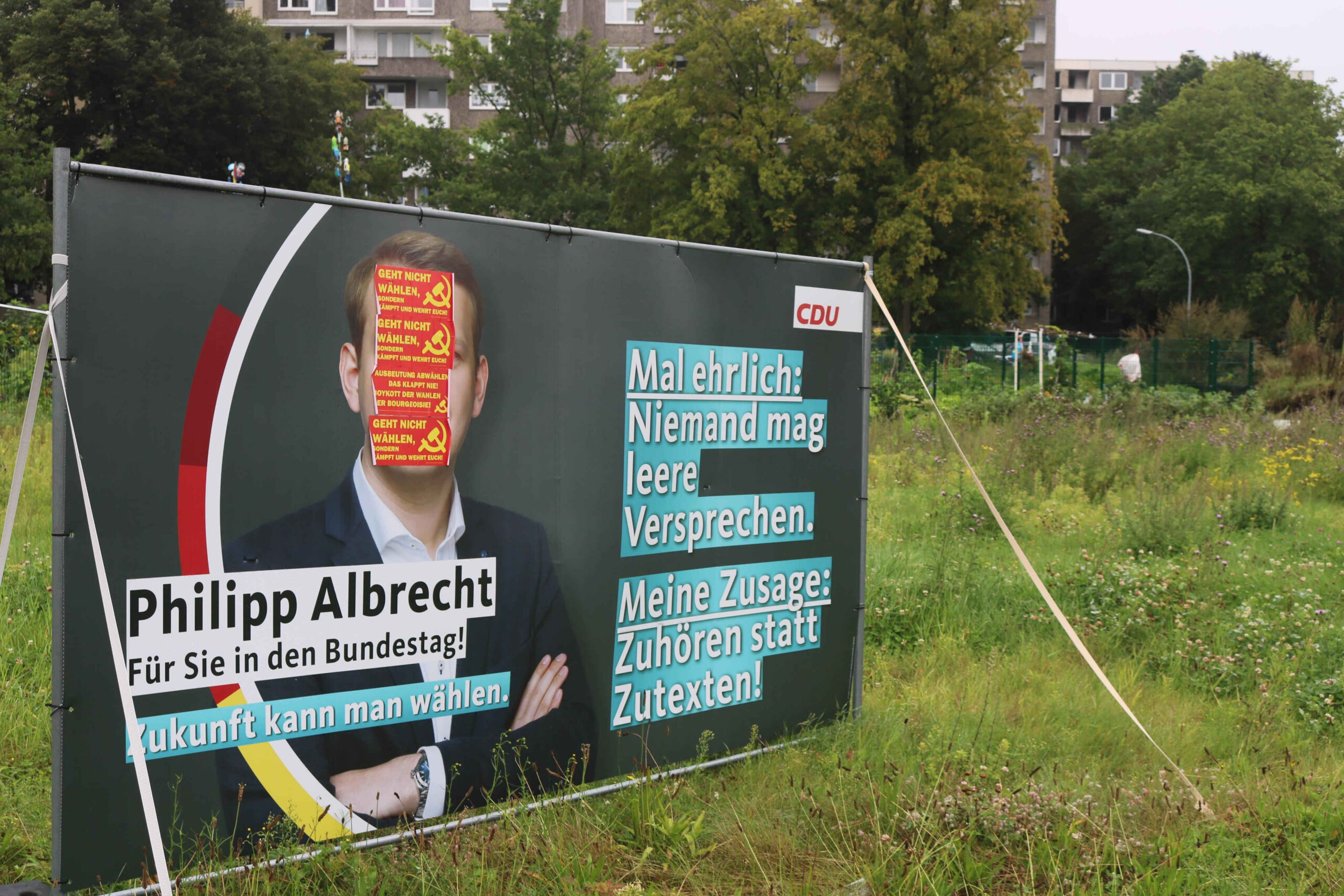 Wahlboykott: Stickeraktionen in vielen Städten Norddeutschlands