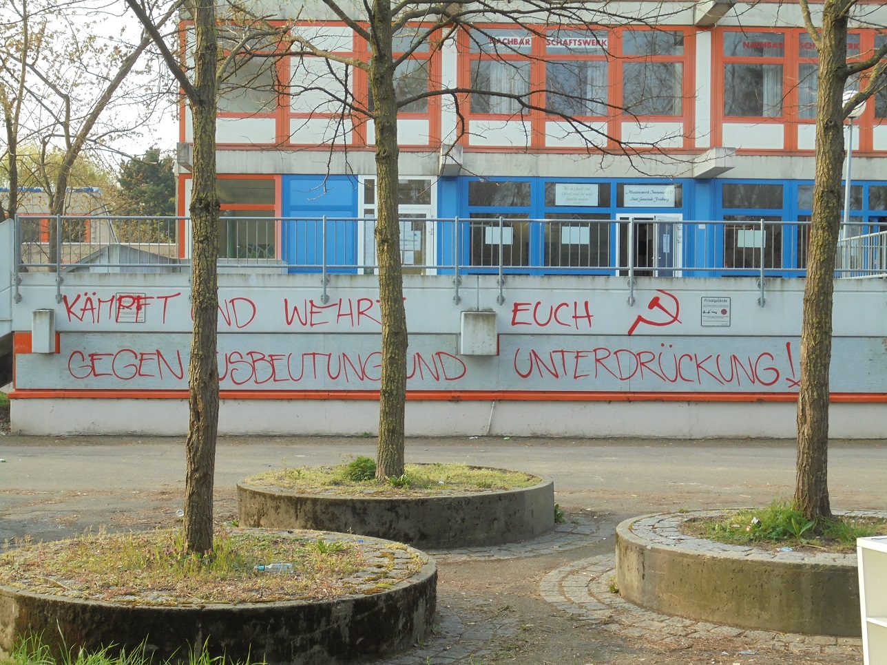 Wandmalungen gegen Kurzarbeit, Entlassungen und zunehmende Ausbeutung mit Corona