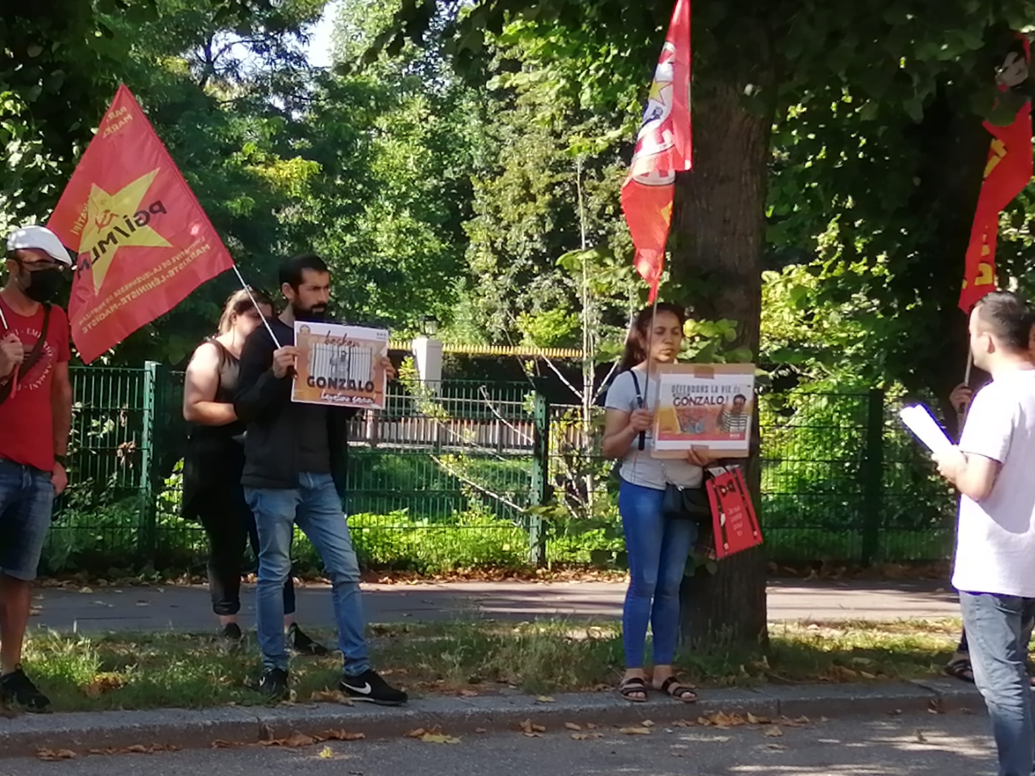 The communists in France defend the life of chairman Gonzalo