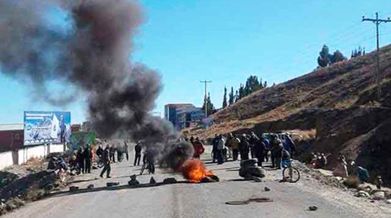 Straßenblockaden und Proteste in Achacahi, Bolivien