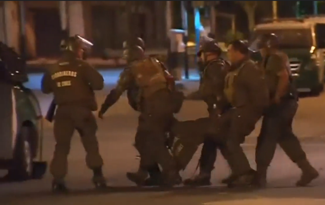 Chile | Santiago | Polizist am Tag des jungen Kombattanten erschossen