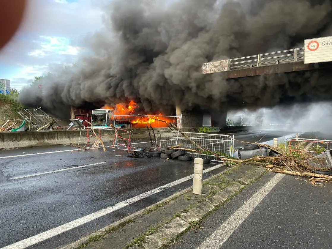 Frankreich: Tausende blockieren das Land und es kommt zu Zusammenstößen