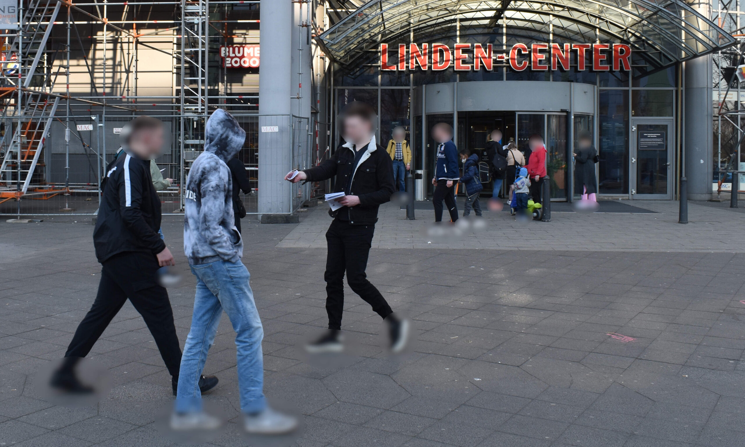 Berlin: Leaflets for the antiimperialist week of action of the CPI(m) distributed