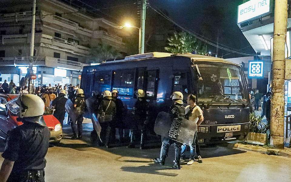 GRIECHENLAND: Kämpfe zwischen Jugendlichen und der Polizei wegen des Lockdown in Athen