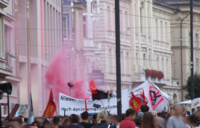 Erfolgreiche erste Demonstration gegen die österreichische EU-Ratspräsidentschaft