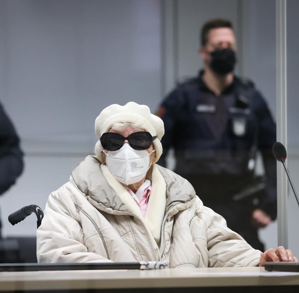 Pseudoaufarbeitung: Keine Strafe für KZ-Sekretärin