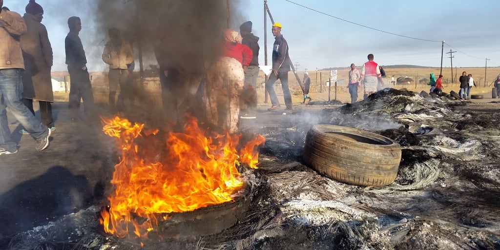 SOUTH AFRICA: Shut down in protest against mayor