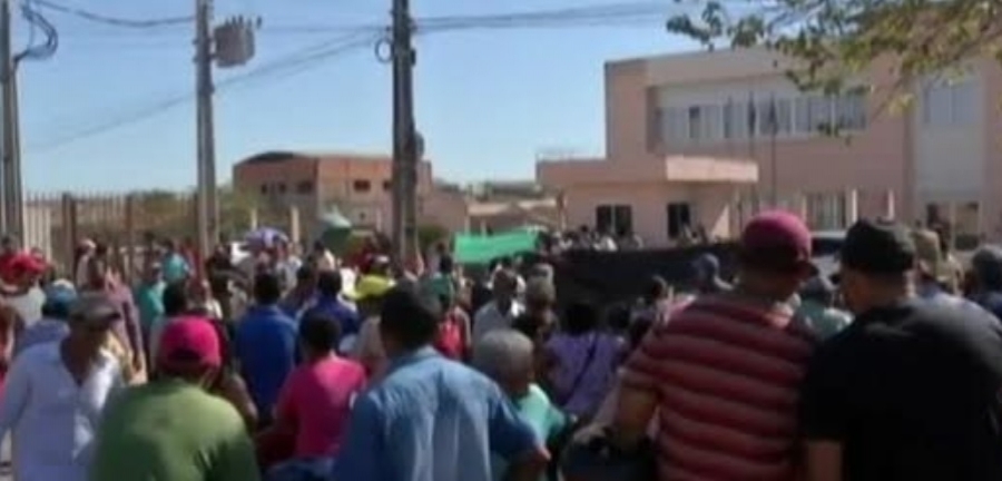 Zum Angriff gegen die Bauern in Olaria Barra do Mirador