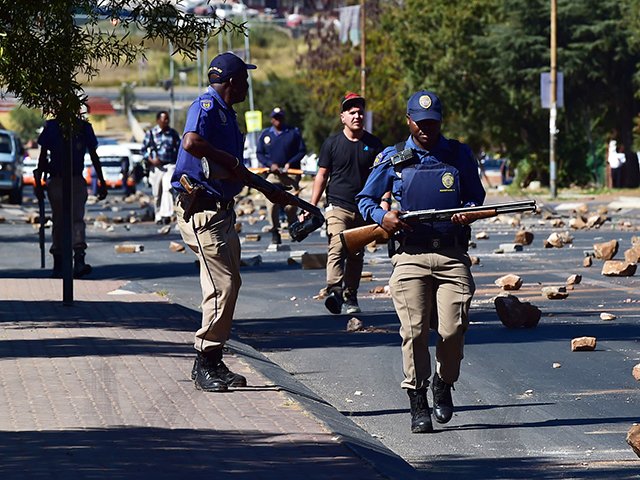 SÜDAFRIKA: Blockaden aus Protest gegen den Bürgermeister
