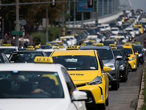 Österreich: Taxifahrer protestieren gegen Uber