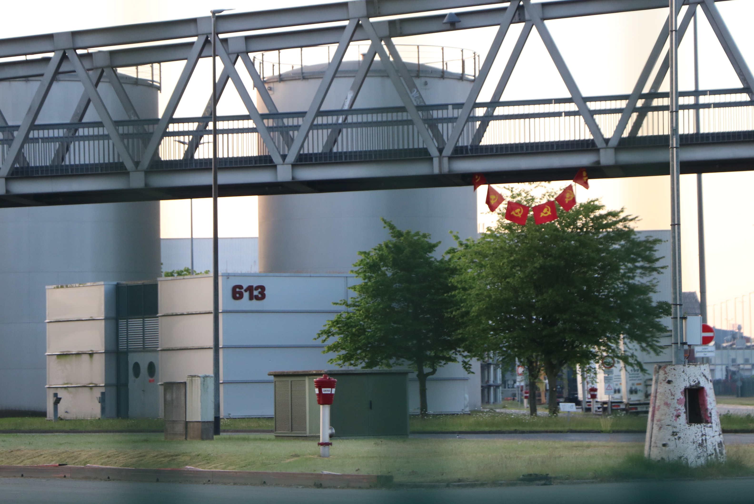 Beflaggung in Bremen am Mercedes Werk