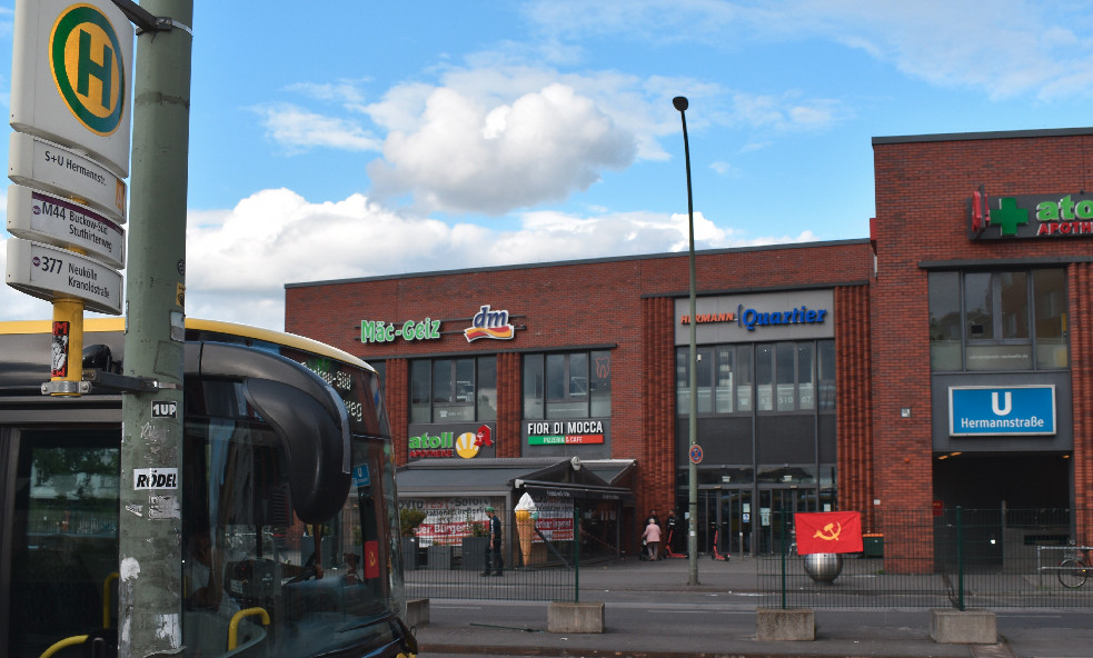 ILA80 Berlin 2021 Fahne 2Neukölln