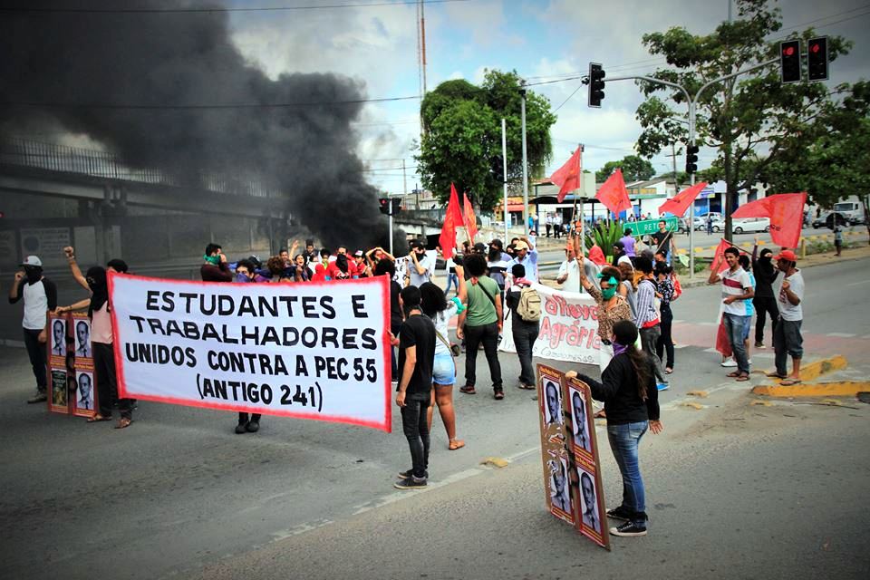 Straßenblockade der lcp und studenten