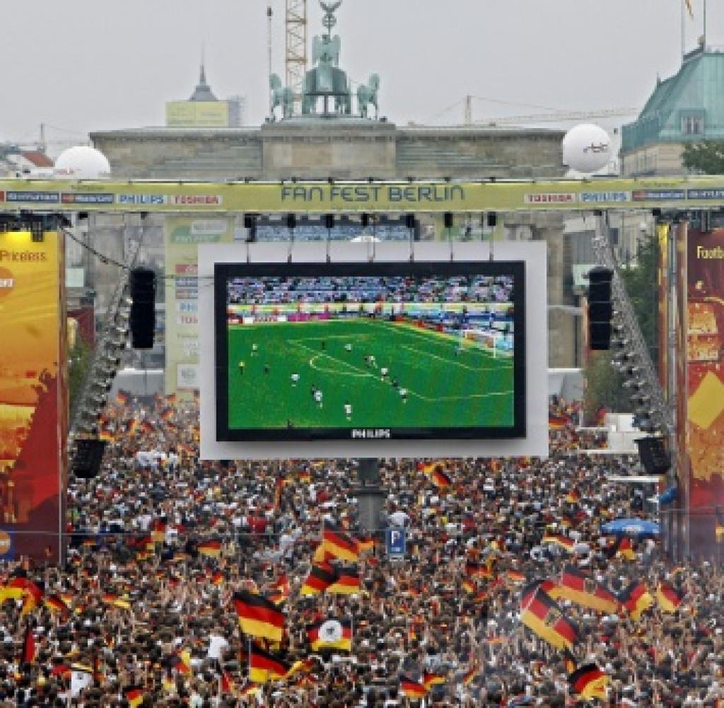 Berliner Fanmeile am Brandenburger Tor 2006 2561940783